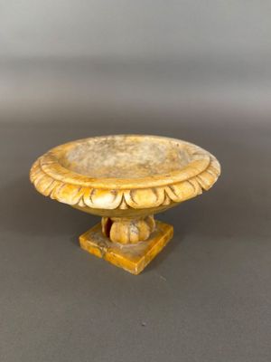 un petit socle en marbre surmonté d'un oiseau