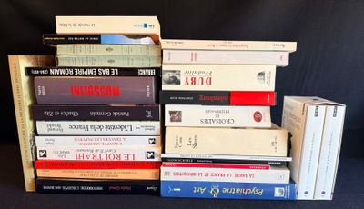 plusieurs livres empilés sur une table