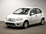 une petite voiture blanche garée dans un garage