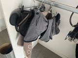 un porte-manteau sur lequel sont suspendues plusieurs paires de chaussures