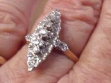 une personne tenant une bague en diamant dans la main