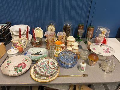 une table sur laquelle sont posées de nombreuses assiettes et bols