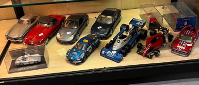 de nombreuses voitures-jouets exposées dans une vitrine
