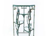 une table d'appoint en fer et en verre, ornée d'un motif d'oiseau sur le plateau