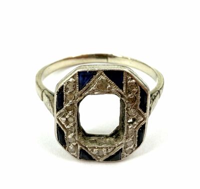 un gros plan d'une bague en argent sertie d'une pierre bleue