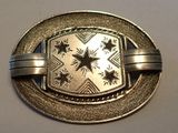 une boucle en argent ornée d'étoiles sur un fond blanc