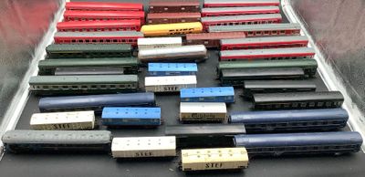 un grand nombre de trains miniatures posés sur une table