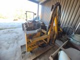 une petite machine qui se trouve dans un garage
