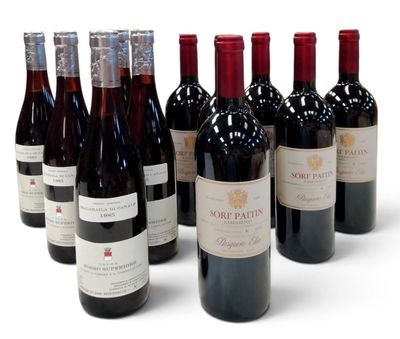 six bouteilles de vin sont alignées sur une surface blanche
