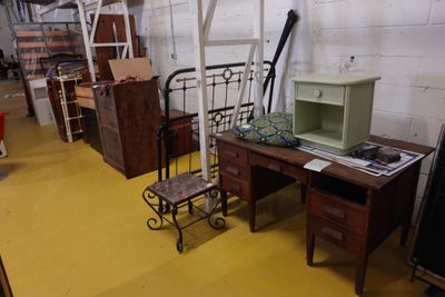 une chambre équipée d'un bureau, d'une chaise, d'un lit et d'autres meubles