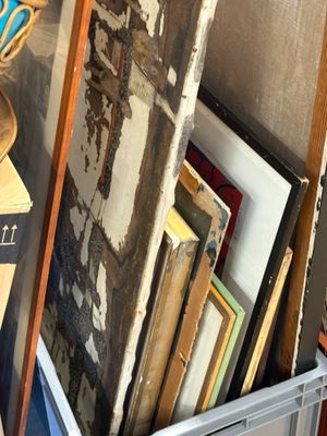 une étagère remplie de photos encadrées et un vase posé sur une table