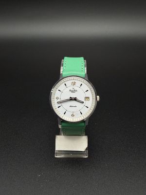 une montre blanche avec un bracelet vert sur un fond noir