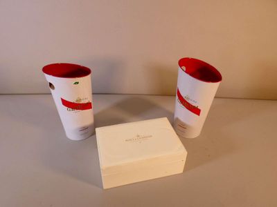 deux tasses et une boîte posées sur une table