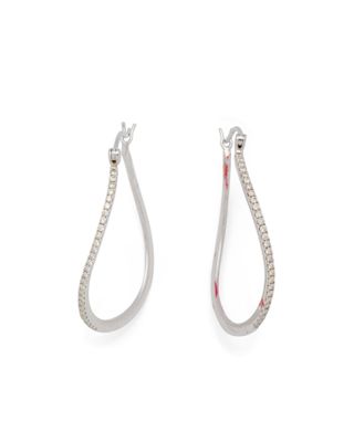 une paire de boucles d'oreilles créoles en argent serties de diamants, sur fond blanc