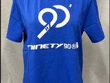 un t-shirt bleu avec le numéro 9 dessus