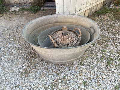 un seau posé par terre, avec un panier à l'intérieur