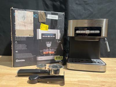 une cafetière posée sur une table à côté d'une boîte