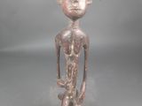 un gros plan sur une figurine représentant une personne avec un chien