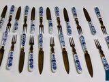 toutes ces fourchettes et ces couteaux qui sont posés sur la table