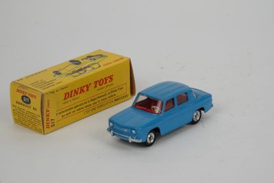 une petite voiture bleue à côté d'une boîte jaune