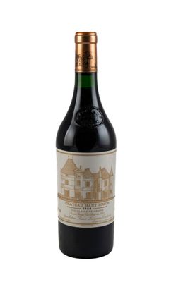 gros plan d'une bouteille de vin sur fond blanc