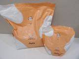 deux paquets de papier toilette posés sur une table