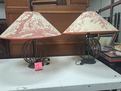 deux lampes posées sur une table dans une pièce