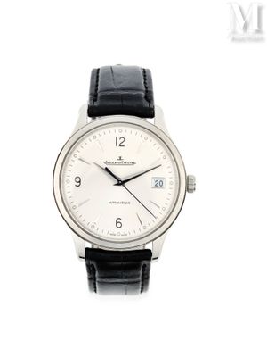 gros plan d'une montre sur fond blanc avec un bracelet noir