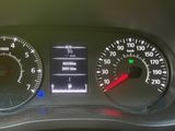 un gros plan sur le tableau de bord d'une voiture, avec divers indicateurs