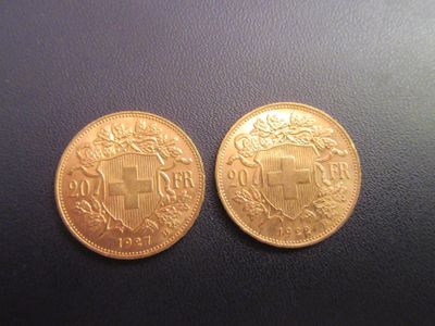 deux pièces d'or sur une surface noire avec un fond blanc