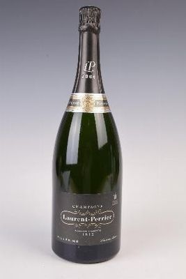 La bouteille de champagne est posée sur la table, prête à être dégustée.