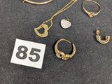 un gros plan sur plusieurs bagues et bracelets posés sur une table