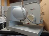 une machine posée sur une table