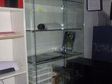 une vitrine en verre dans le coin d'une pièce