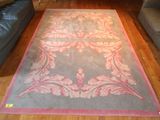 un tapis posé sur le sol du salon