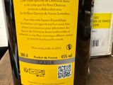 une bouteille de vin posée sur une table