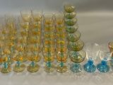 un grand nombre de verres posés sur une table