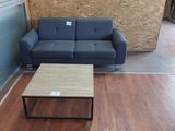 un canapé et une table basse dans une pièce