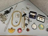 une table sur laquelle sont posés de nombreux bijoux