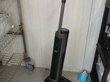 un aspirateur posé sur le sol d'une pièce