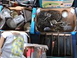 de nombreux cartons d'objets hétéroclites posés sur le sol