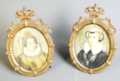 une paire de portraits miniatures représentant un homme et une femme, dans des cadres dorés