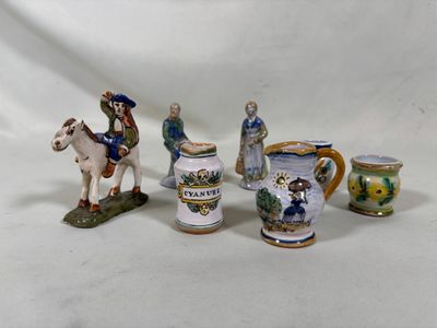un ensemble de figurines représentant des personnes à cheval et des chevaux