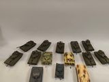 un ensemble de véhicules militaires miniatures et un petit pistolet miniature posés sur une surface blanche