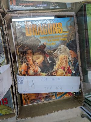 il y a beaucoup de bandes dessinées sur les rayons du magasin