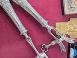 une vitrine contenant de l'argenterie et d'autres objets