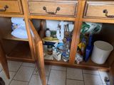une armoire en bois avec deux tiroirs et une poubelle en dessous