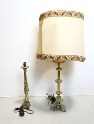 une paire de lampes de table anciennes en laiton avec un abat-jour couleur crème