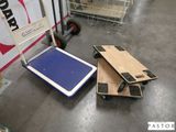 un chariot et un skateboard posés par terre dans un magasin