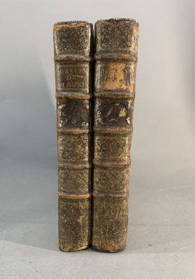 deux vieux livres posés l'un sur l'autre sur une table